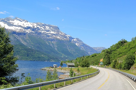 landschaft am soerfjorden norwegen